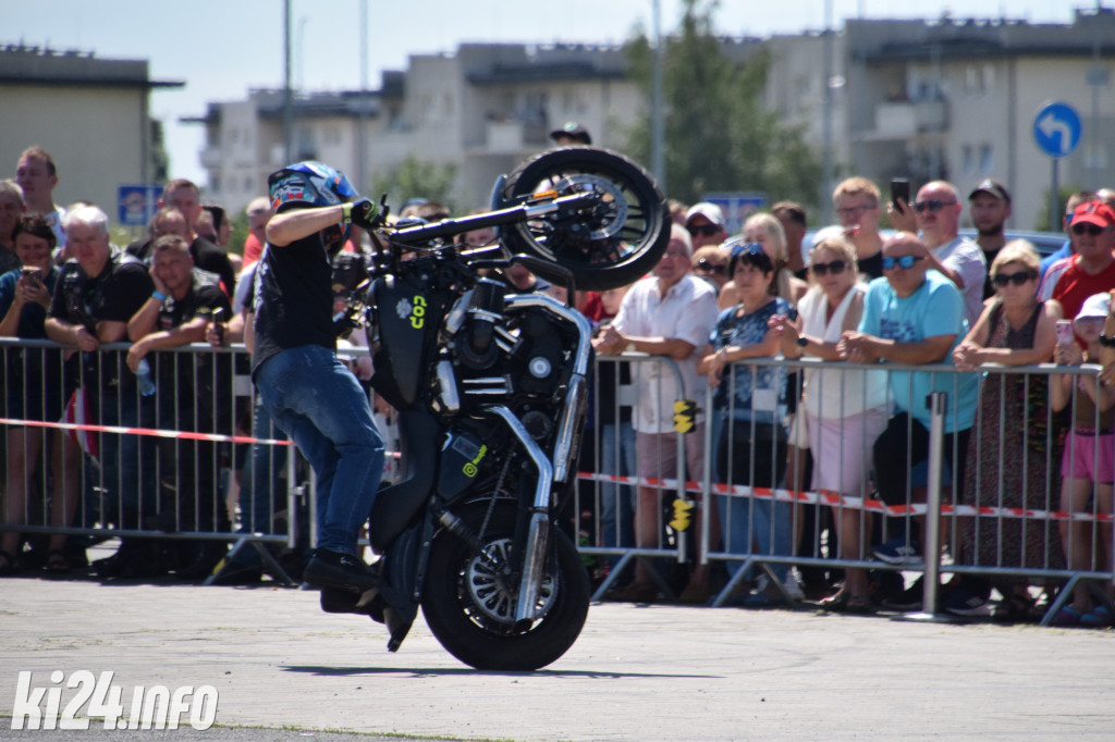 Pokazy motocyklowe przed galerią