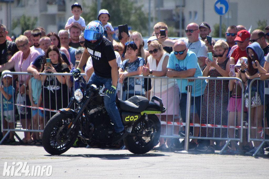 Pokazy motocyklowe przed galerią