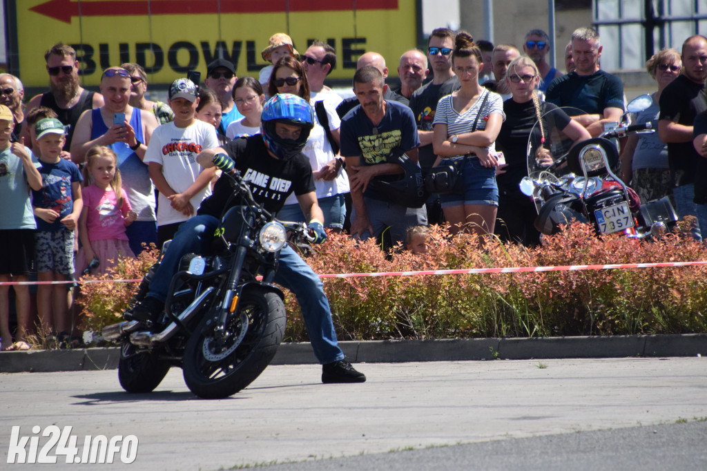 Pokazy motocyklowe przed galerią