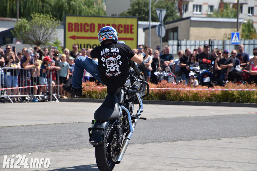 Pokazy motocyklowe przed galerią