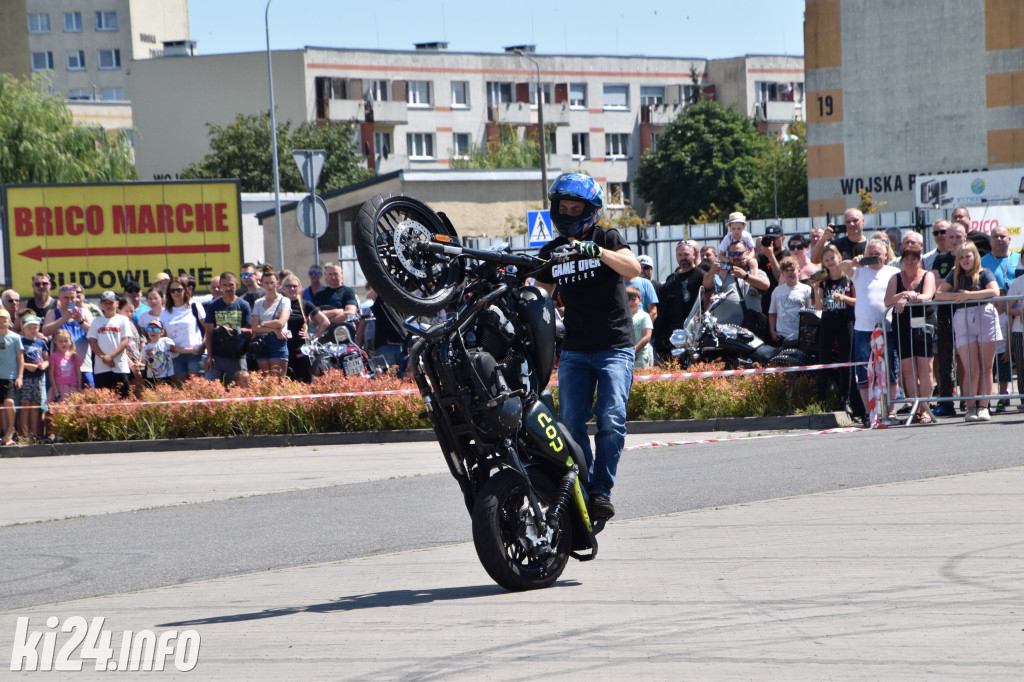 Pokazy motocyklowe przed galerią