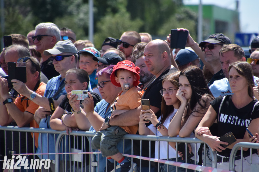 Pokazy motocyklowe przed galerią