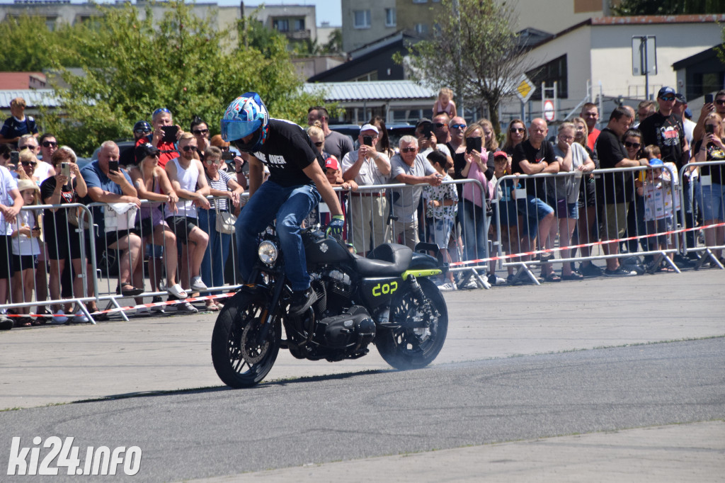 Pokazy motocyklowe przed galerią