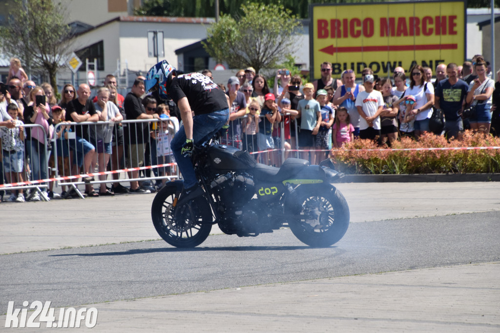 Pokazy motocyklowe przed galerią