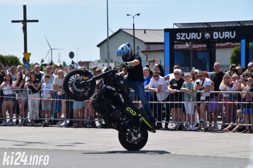 Pokazy motocyklowe przed galerią