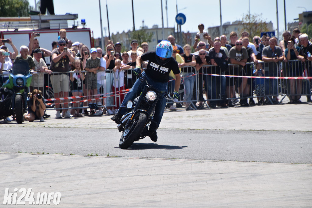 Pokazy motocyklowe przed galerią