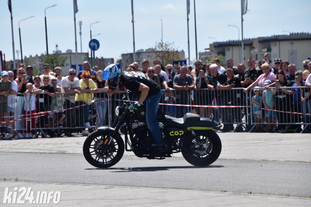 Pokazy motocyklowe przed galerią