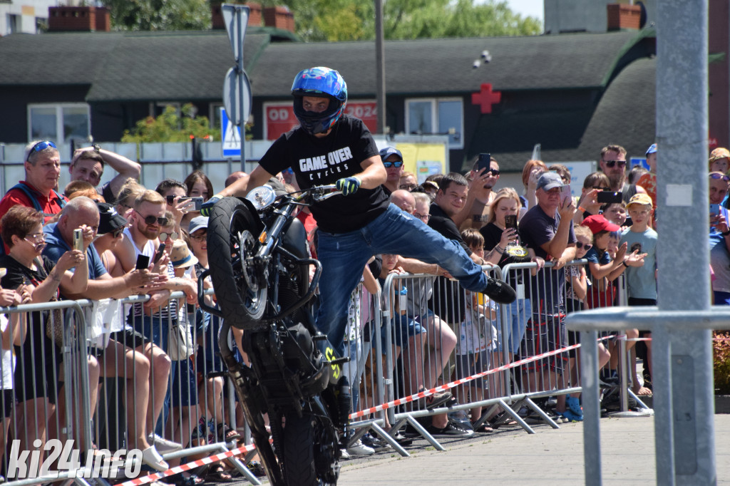 Pokazy motocyklowe przed galerią