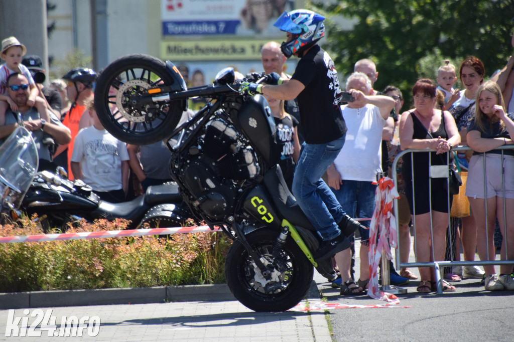 Pokazy motocyklowe przed galerią