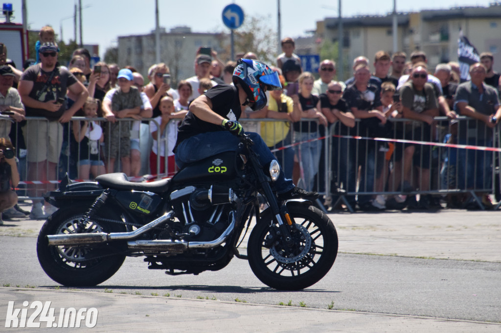 Pokazy motocyklowe przed galerią