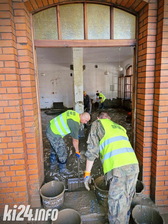 Terytorialsi z Inowrocławia pomagają powodzianom