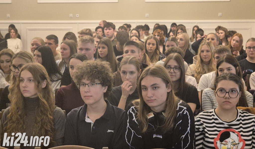 Uczniowie III LO oddali hołd najmłodszemu powstańcowi z Inowrocławia