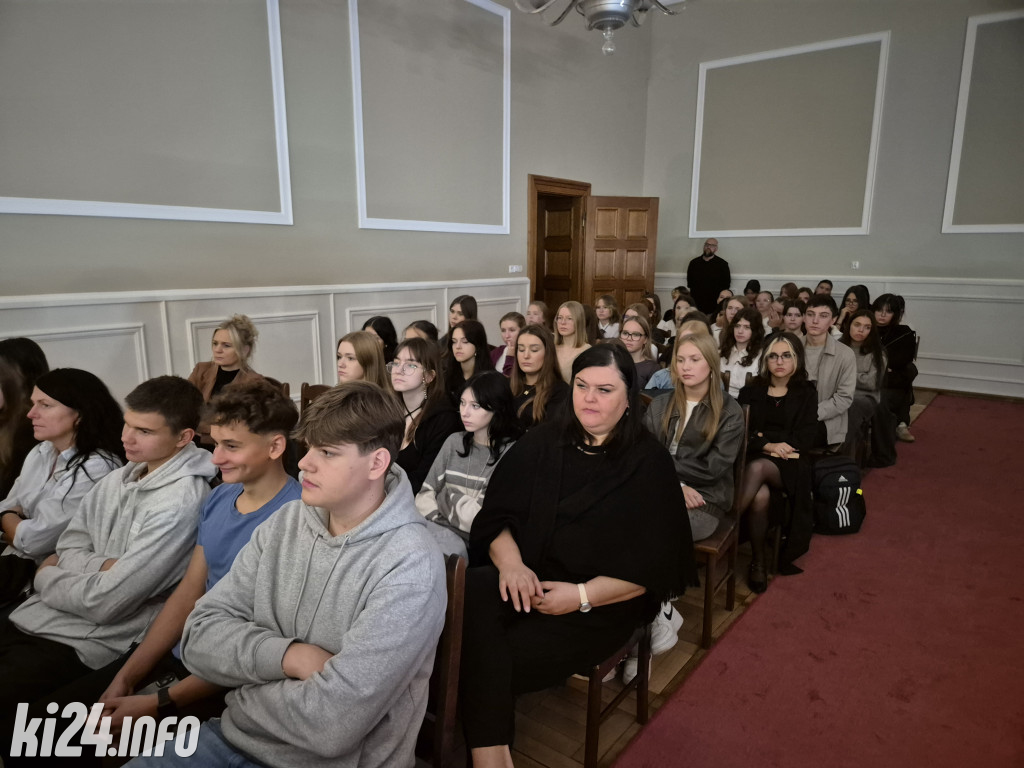 Uczniowie III LO oddali hołd najmłodszemu powstańcowi z Inowrocławia