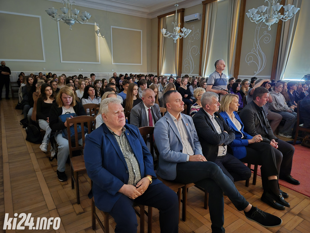 Uczniowie III LO oddali hołd najmłodszemu powstańcowi z Inowrocławia