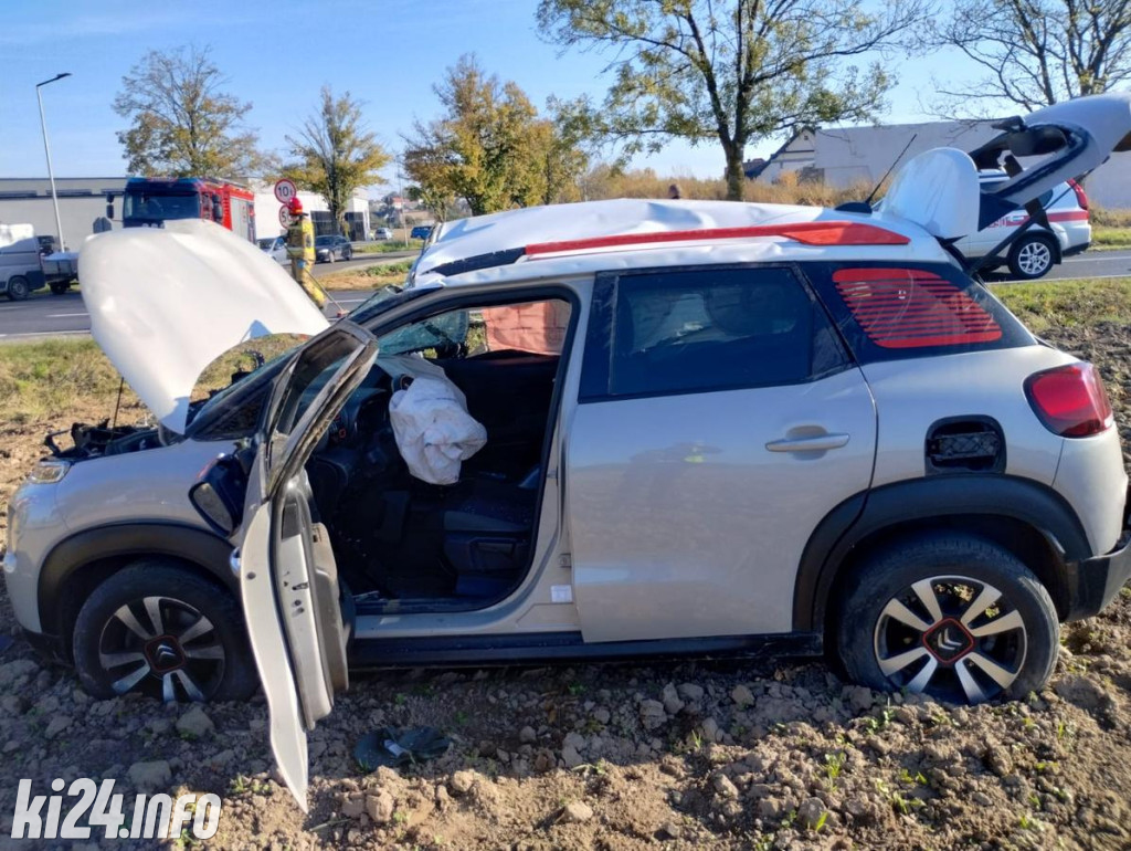 Groźna kolizja na obwodnicy Radziejowa: Citroen dachował po zderzeniu z ciężarówką