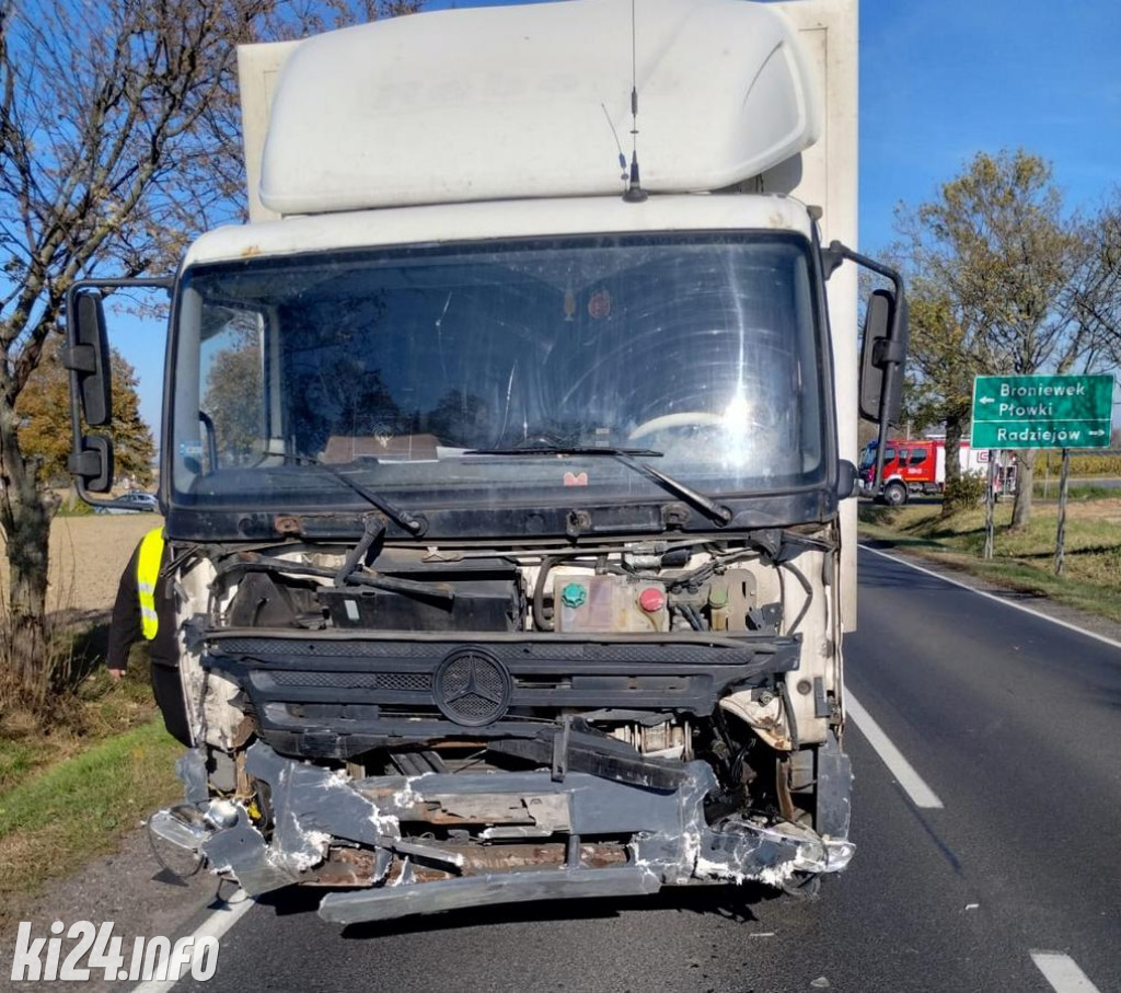 Groźna kolizja na obwodnicy Radziejowa: Citroen dachował po zderzeniu z ciężarówką