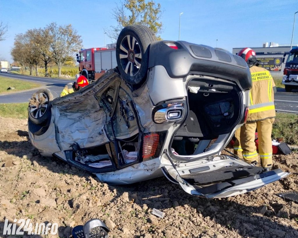 Groźna kolizja na obwodnicy Radziejowa: Citroen dachował po zderzeniu z ciężarówką