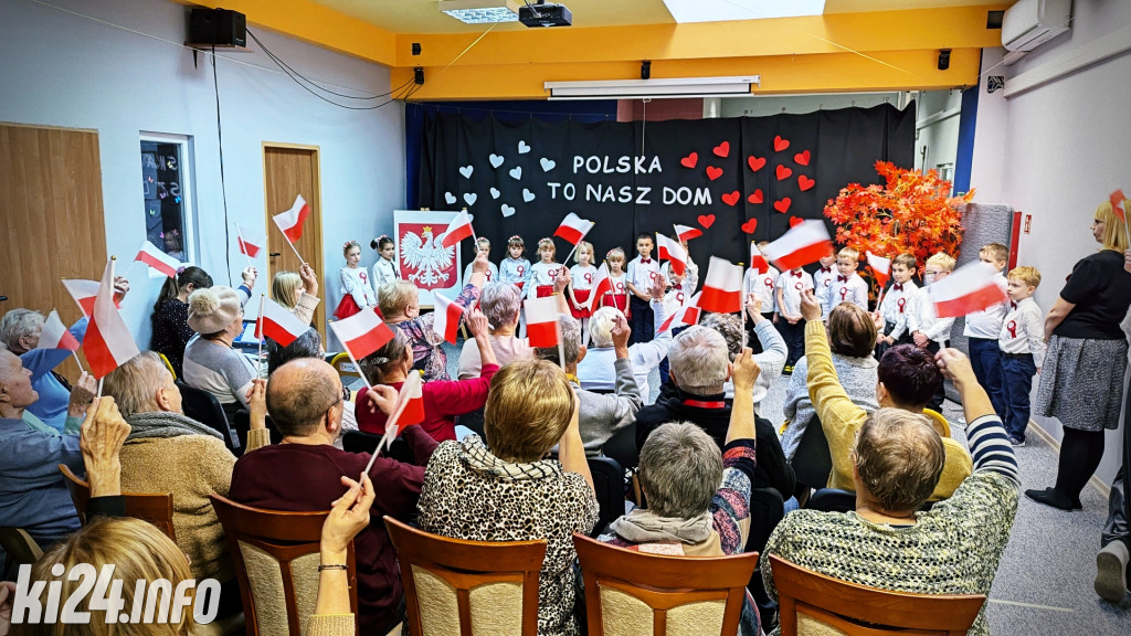 Sześciolatki z Piastusia na Święto Niepodległości