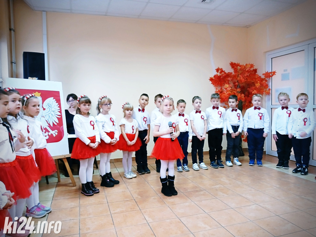 Sześciolatki z Piastusia na Święto Niepodległości