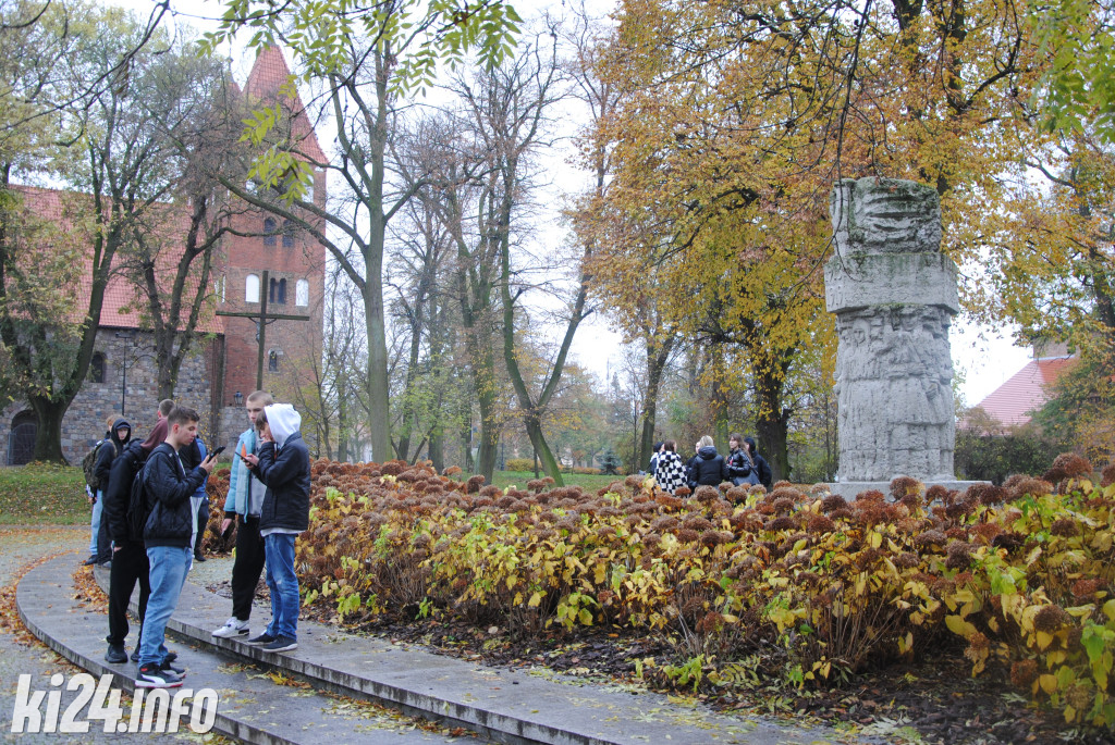 Inowrocławskie pamięci odwiedzili z aplikacją. Wzięli udział w grze tenerowej