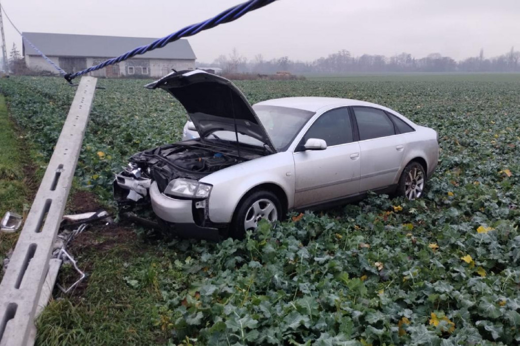 Skończył jazdę audi na słupie. Powód? Prędkość!