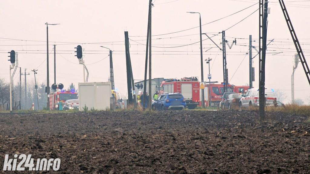 Audi wjechało pod pociąg. Nie żyją dwie osoby