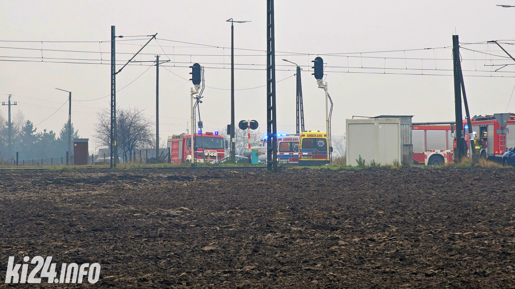 Audi wjechało pod pociąg. Nie żyją dwie osoby