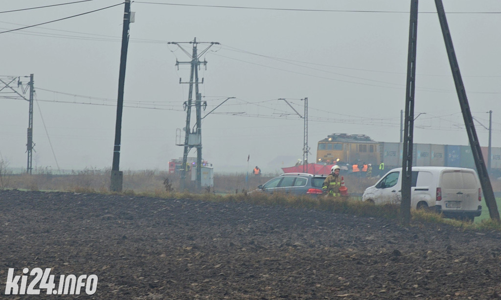 Audi wjechało pod pociąg. Nie żyją dwie osoby
