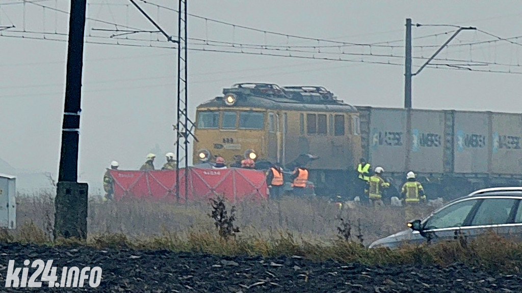 Audi wjechało pod pociąg. Nie żyją dwie osoby