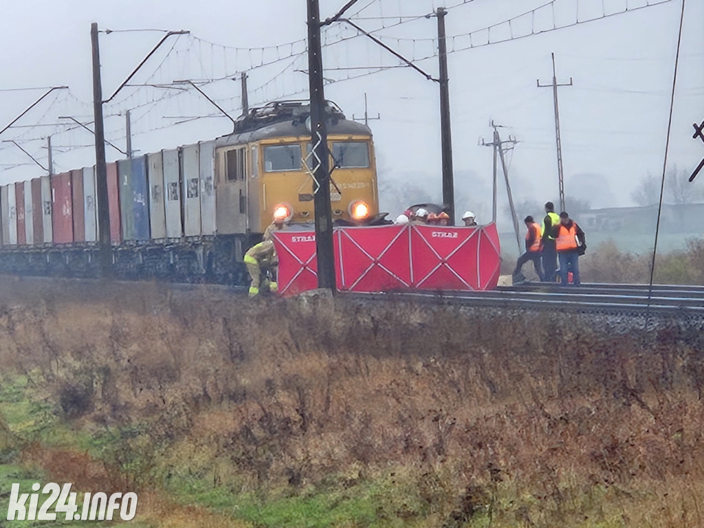 Audi wjechało pod pociąg. Nie żyją dwie osoby