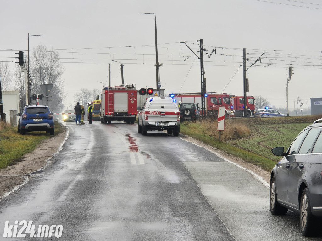 Audi wjechało pod pociąg. Nie żyją dwie osoby