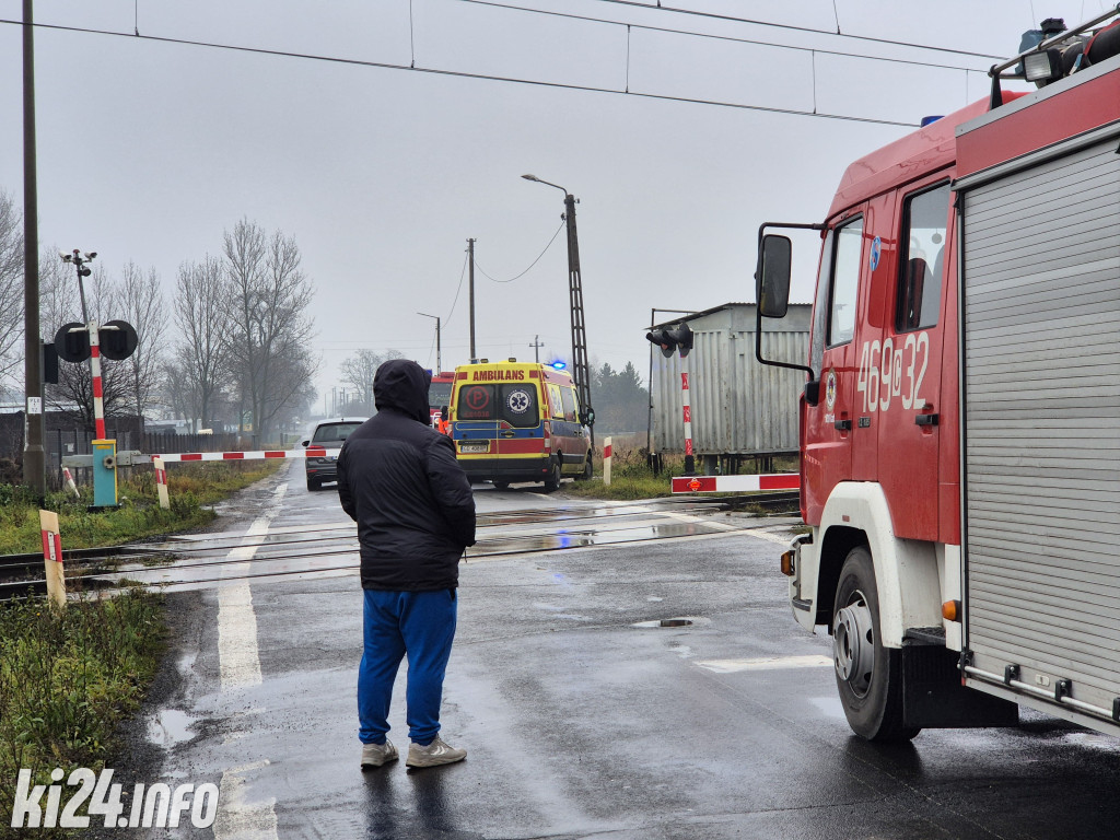 Audi wjechało pod pociąg. Nie żyją dwie osoby