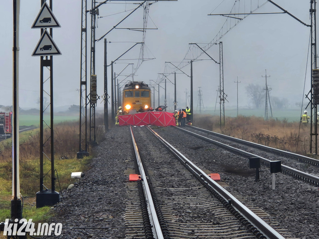 Audi wjechało pod pociąg. Nie żyją dwie osoby