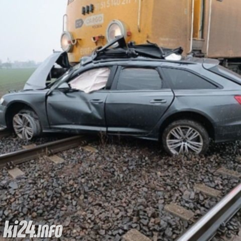 Audi wjechało pod pociąg. Nie żyją dwie osoby