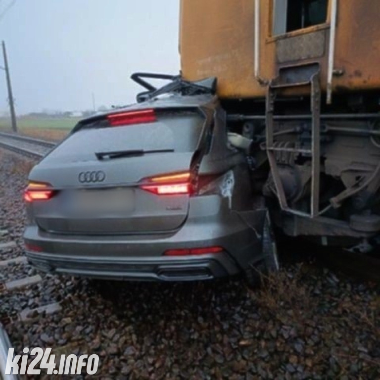 Audi wjechało pod pociąg. Nie żyją dwie osoby