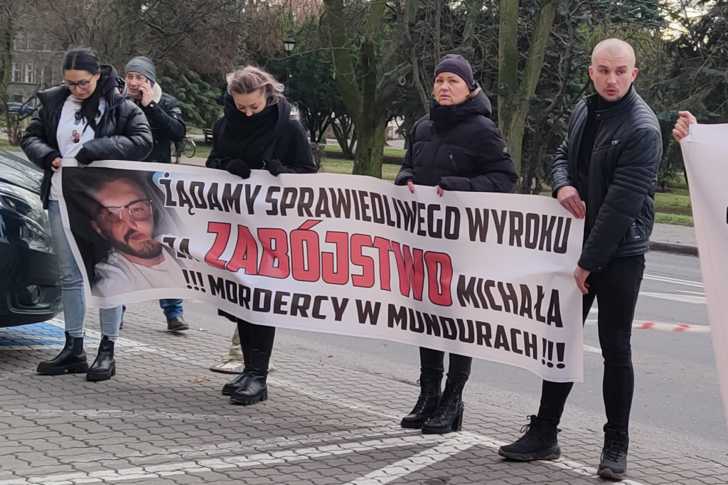 Protest przed sądem - chcą wysokiej kary dla policjantów