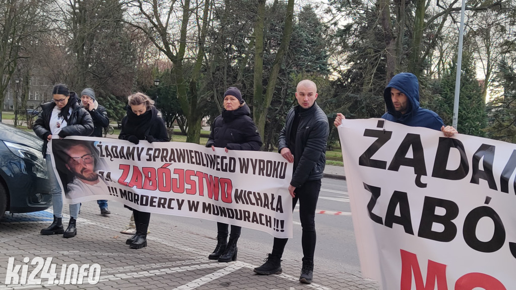 Protest przed sądem - chcą wysokiej kary dla policjantów