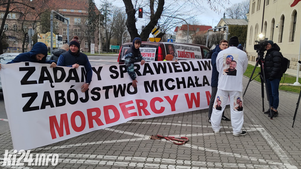 Protest przed sądem - chcą wysokiej kary dla policjantów