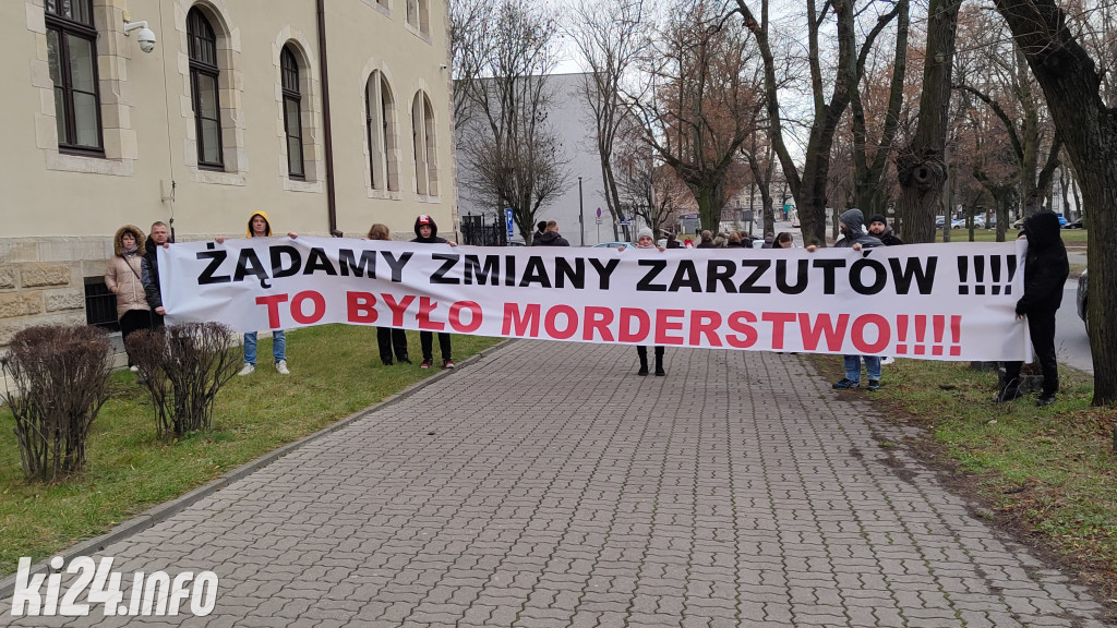 Protest przed sądem - chcą wysokiej kary dla policjantów