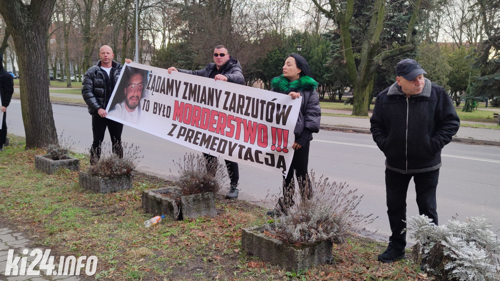 Protest przed sądem - chcą wysokiej kary dla policjantów