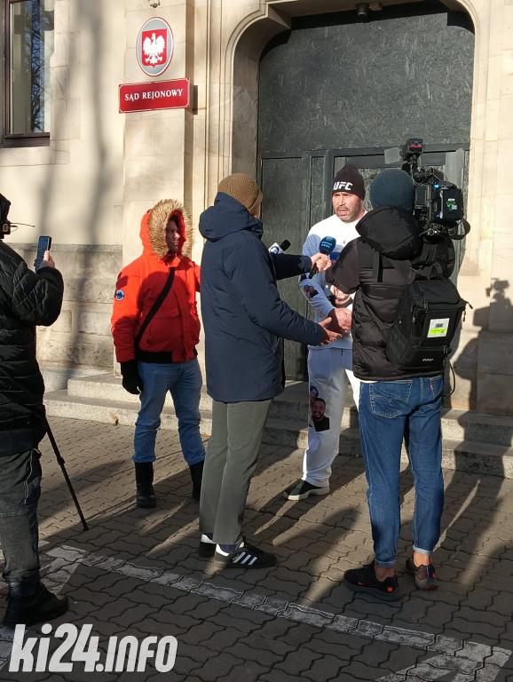 Protest przed sądem - chcą wysokiej kary dla policjantów