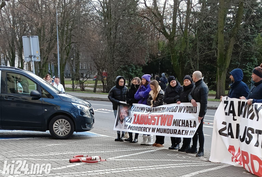 Protest przed sądem - chcą wysokiej kary dla policjantów