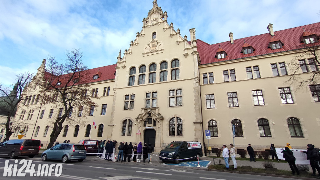 Protest przed sądem - chcą wysokiej kary dla policjantów