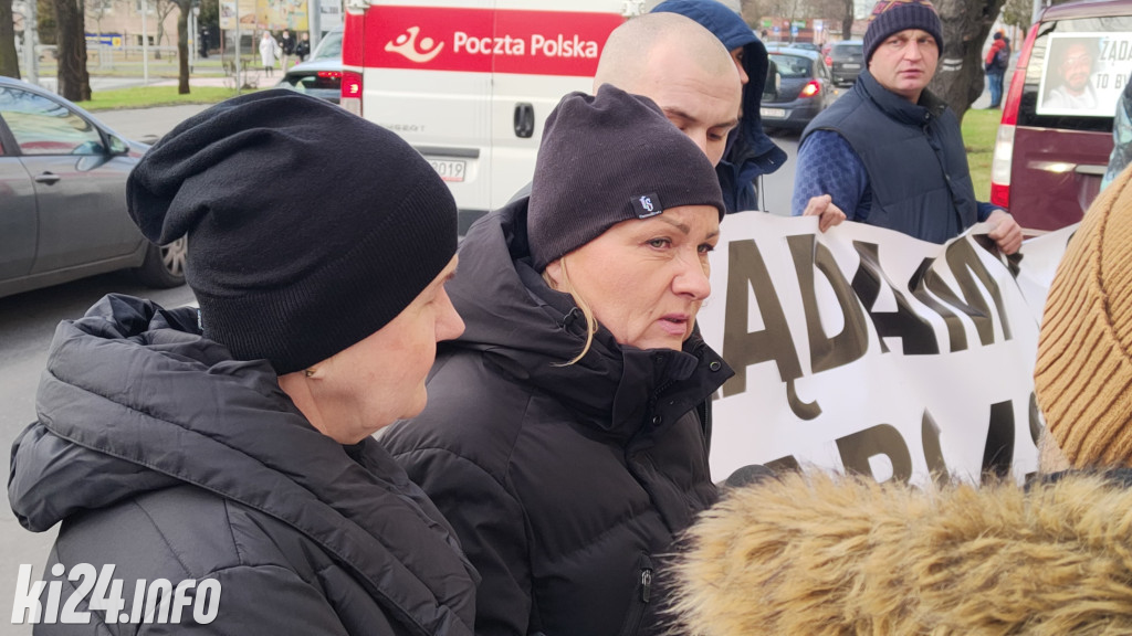 Protest przed sądem - chcą wysokiej kary dla policjantów