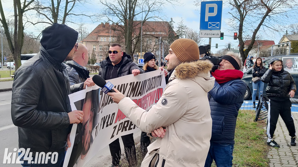 Protest przed sądem - chcą wysokiej kary dla policjantów