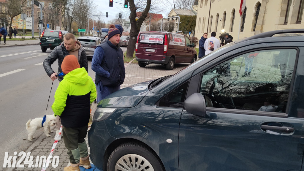 Protest przed sądem - chcą wysokiej kary dla policjantów