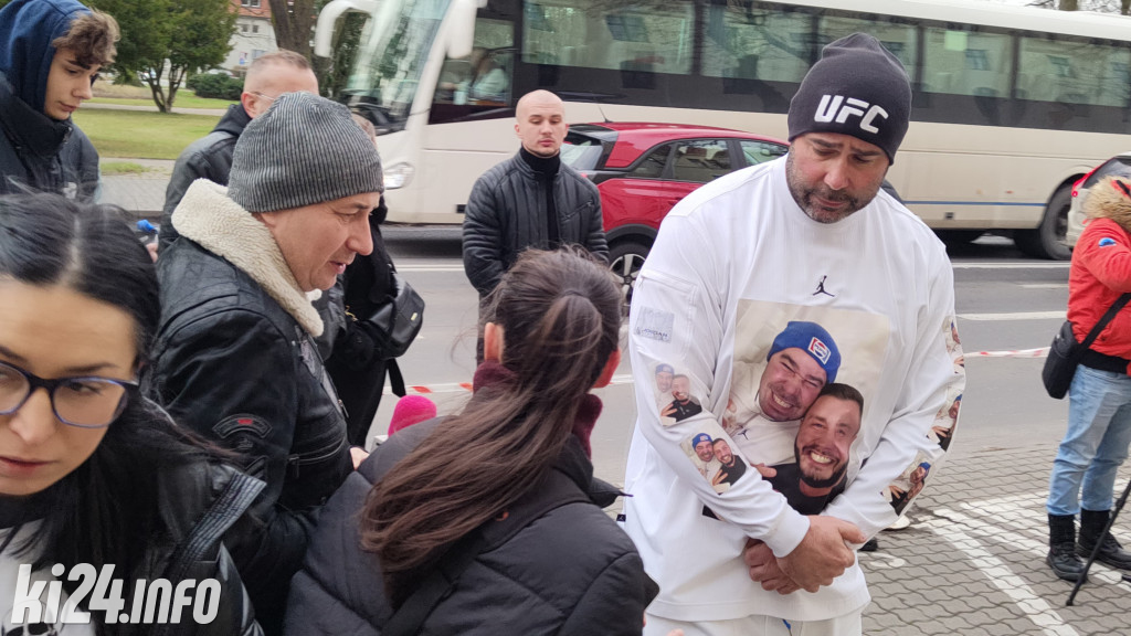 Protest przed sądem - chcą wysokiej kary dla policjantów