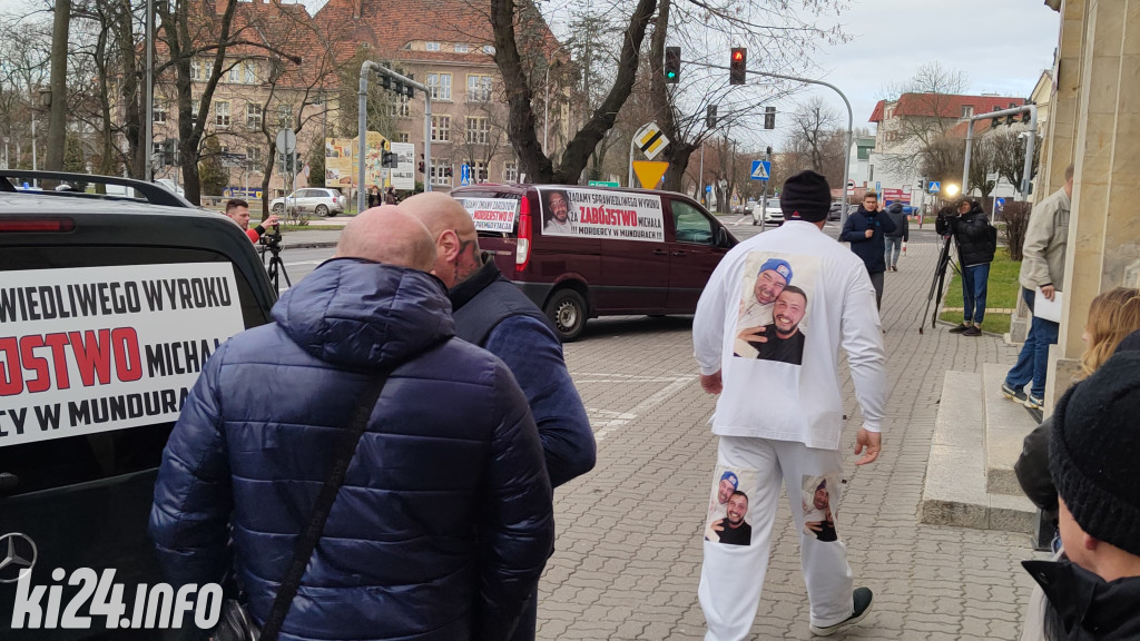 Protest przed sądem - chcą wysokiej kary dla policjantów