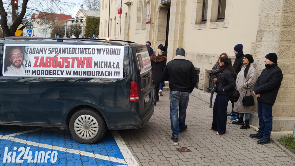 Protest przed sądem - chcą wysokiej kary dla policjantów