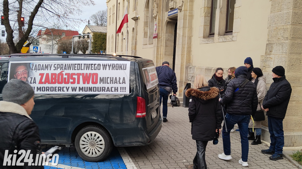 Protest przed sądem - chcą wysokiej kary dla policjantów